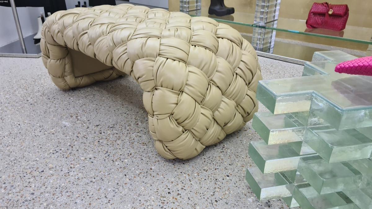 狭いクローゼットがスッと片づく、ハンガー統一の地味だけど効く話